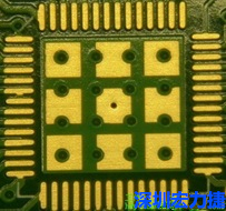 這個通孔的設計勉強可以接受，只剩下正中間一個通孔沒有塞孔，而且孔徑也變小了。