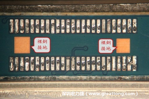 把板對(duì)板連接器全部移除，發(fā)現(xiàn)其下方板子共有兩個(gè)裸銅的方形設(shè)計(jì)。