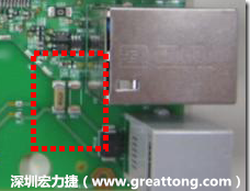 有人認(rèn)為電容旁邊已經(jīng)有螺絲將電路板固定于機(jī)殼上了，不應(yīng)該發(fā)生電路板彎曲的現(xiàn)象才對。