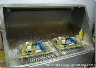 使用噴涂(Spraying)方式作業(yè)conformal coating時(shí)，需設(shè)備抽真空的設(shè)備，否則噴涂的物質(zhì)會(huì)飄散到空氣當(dāng)中，影響人體的健康。