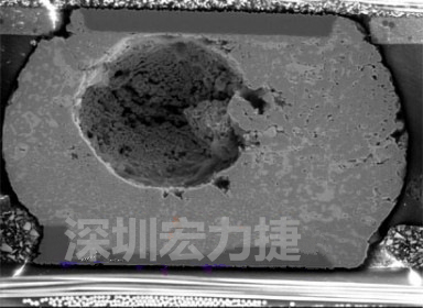 錫球氣泡大到足以影響到焊接的品質(zhì)，下圖是錫球切片后的剖面，可以很明顯看到氣泡已經(jīng)有錫球的 1/3 大了