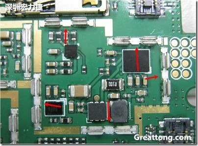 圖中顯示一塊電路板使用這種屏蔽夾(shielding clip)的實(shí)例。基本上我們?cè)趶澖堑牡胤蕉荚O(shè)計(jì)擺放了一個(gè)屏蔽夾，這樣可以讓作業(yè)員比較方便安裝屏蔽罩(shielding can)時(shí)的對(duì)位準(zhǔn)確。然后在其他沒(méi)有屏蔽夾的地方也設(shè)計(jì)了一些接地的布線，一來(lái)可以稍微提升屏蔽罩的電磁隔絕能力，另一方面也可以為屏蔽夾無(wú)效時(shí)，馬上可以更改為屏蔽框，而無(wú)需要重新設(shè)計(jì)電路板。