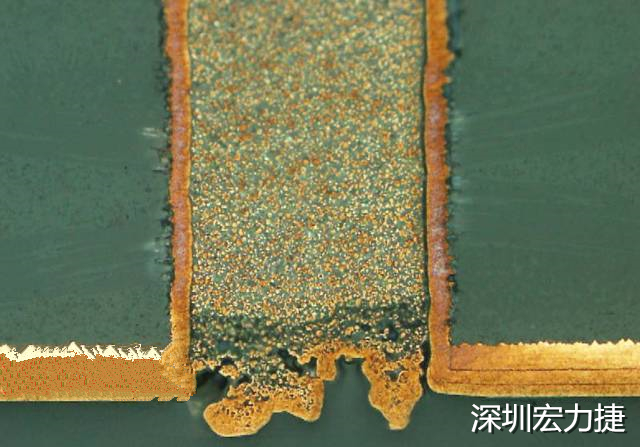 PCB設(shè)計之導(dǎo)電孔塞孔工藝 導(dǎo)電孔Via hole又名導(dǎo)通孔，為了達到客戶要求，導(dǎo)通孔必須塞孔，經(jīng)過大量的實踐，改變傳統(tǒng)的鋁片塞孔工藝，用白網(wǎng)完成板面阻焊與塞孔。生產(chǎn)穩(wěn)定，質(zhì)量可靠。