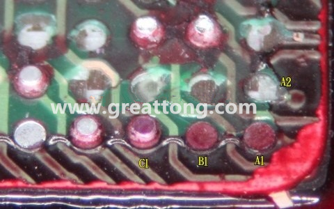 下圖是紅墨水測試后將PCB板子拿回來側(cè)一個角度拍攝的照片，就可以很清楚的看到錫球黏在PCB端，或不在PCB端。