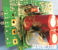 元件選擇不當(dāng)導(dǎo)致大量電流或電壓流經(jīng)電路，將會(huì)發(fā)生像這個(gè)燒融電容器的損壞情形。
