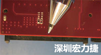 連接器邊緣稍突出于電路板的邊緣。