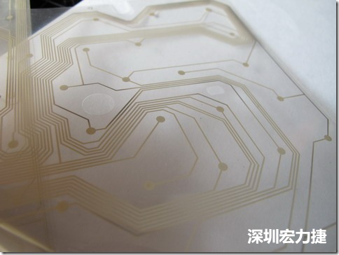 下面第二個(gè)圖則是另一片也有著按鍵線路的PTF，當(dāng)上、下兩面PTF的按鍵結(jié)點(diǎn)互相接觸后就可以計(jì)算出是哪個(gè)按鍵被按下了?？墒钱?dāng)按鍵沒有按下時(shí)，上下兩片PTF的線路則是分開的，所以上圖那片PTF的線路上面其實(shí)還另外覆蓋了另一層透明的PET作為絕緣層，只露出了需要在鍵盤按下時(shí)才會(huì)碰觸的接觸點(diǎn)，因?yàn)檫@些材質(zhì)使用的都是Polymer，所以才撐這樣的技術(shù)為Polydome(聚合簧片)。