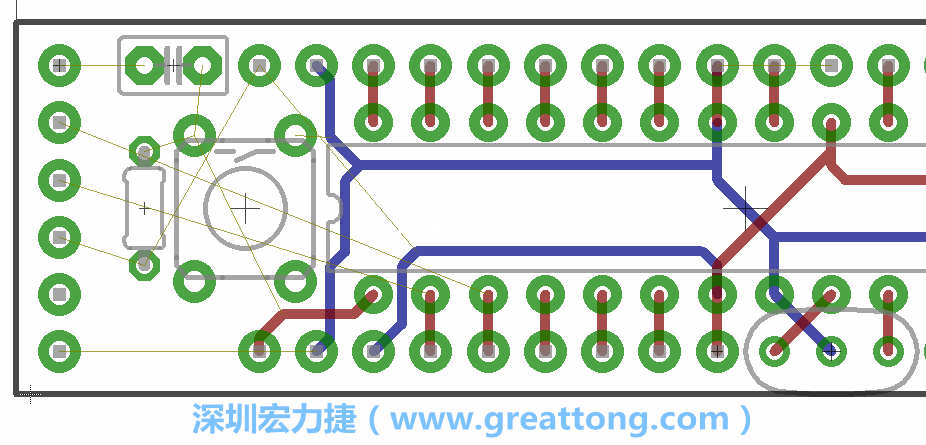 到目前為止，你應(yīng)該只剩下四個部分還未進(jìn)行布線，10K重置上拉電阻器、重置電容和1×6的序列排針。