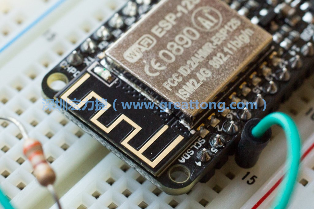 Adafruit Feather板上的無線電天線。