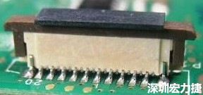 一開(kāi)始的 connector 把 塑膠蓋子(cap) 塞到了 connector 的接觸彈片內(nèi)側(cè)。