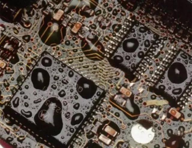 經(jīng)過(guò)涂覆工藝后的PCB，在表面形成透明的保護(hù)膜，能有效防止水珠和潮氣侵入，避免漏電和短路。