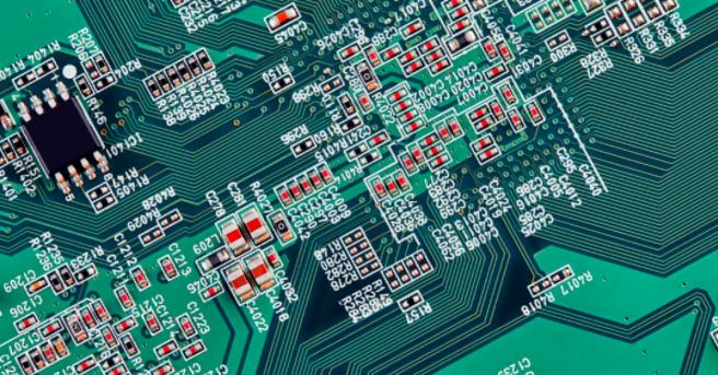 你能在這個復雜的PCB中找到垂直布線嗎？反正我不能